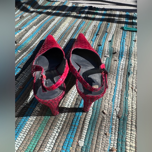 90s Vintage Stuart Weitzman Cherry Red Pointed Toe Stilettos Sz  8N - Picture 5 of 7